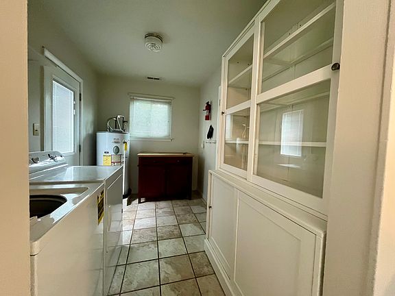 3rd image of 3905 Brentwood Cres
