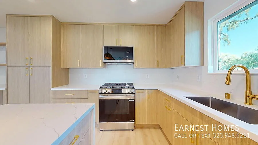 Beautiful 4-Bedroom Home Across from Park in Granada Hills — Photo 4