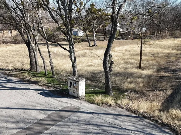 105 Huling Dr, Azle, TX 76020