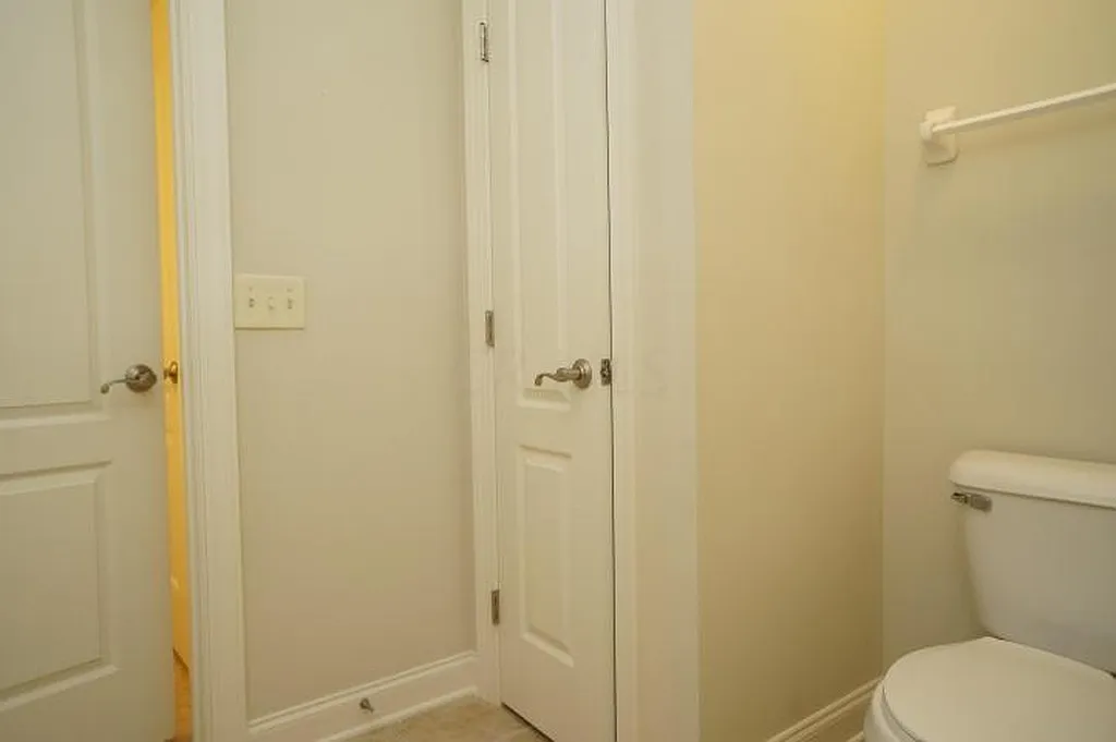 4 bed, 4228 sqft, $4,199 — Photo 4