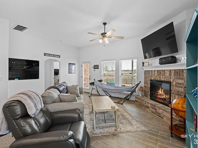 6102 Hoover St — Photo 10