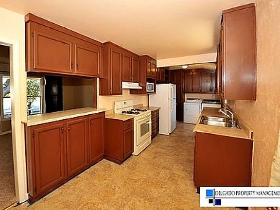 Kitchen w/ all appliances