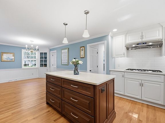 5th image of 73 Duxbury Ln