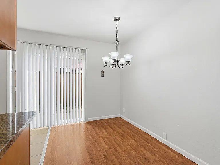 Poplar Plaza Apartments — Photo 9