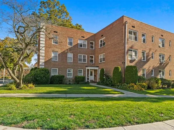 2 Edwards Street #3D, Roslyn Heights, NY 11577