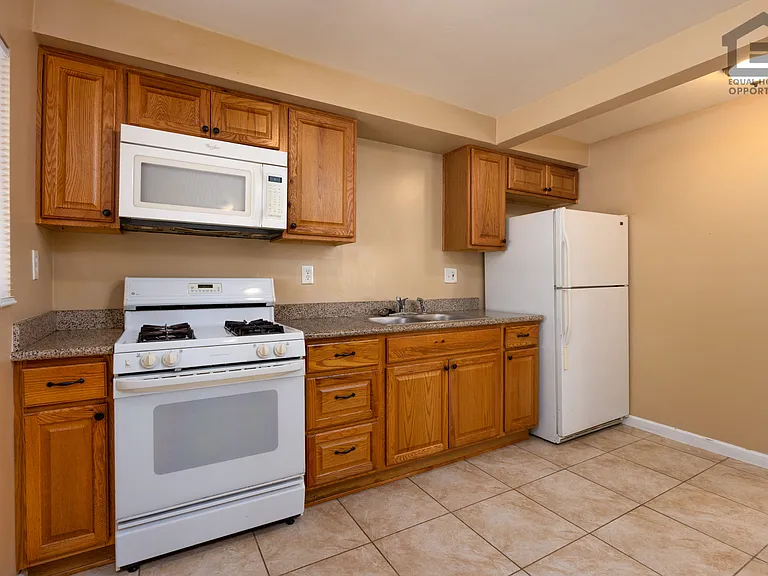 2501 W Belmont Ave — Photo 9