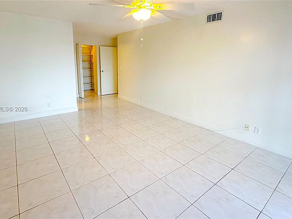 4th image of 800 Parkview Dr APT 323