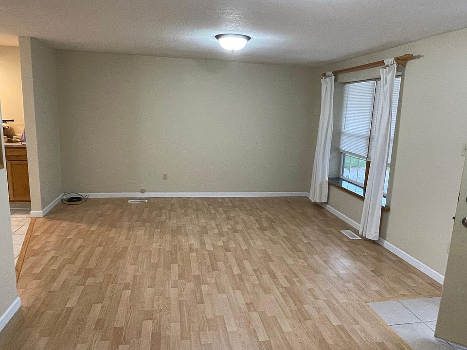 2nd image of 320 Illinois Ave