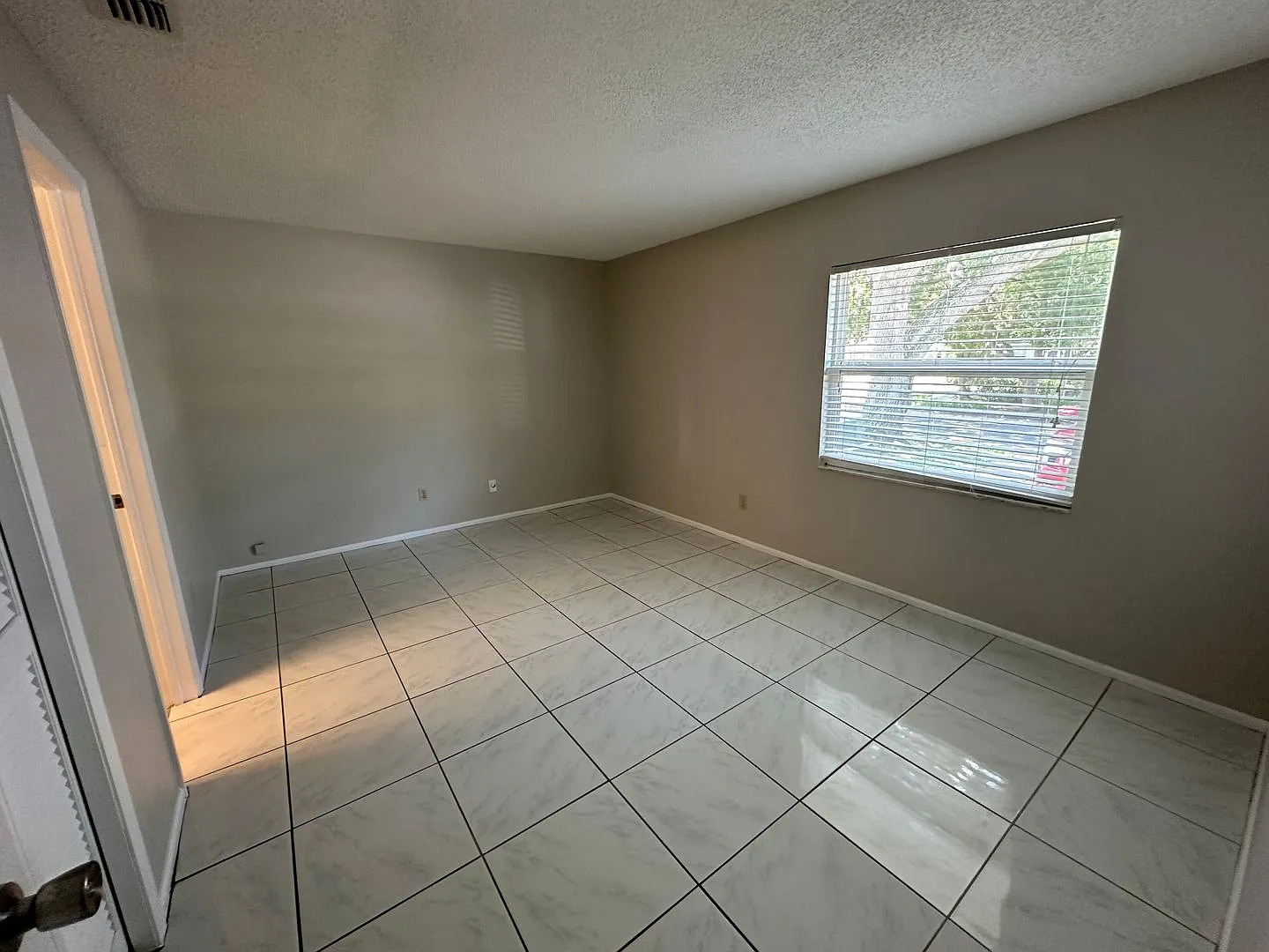 Cozy 3 Bedroom/2 bathroom Townhouse — Photo 3