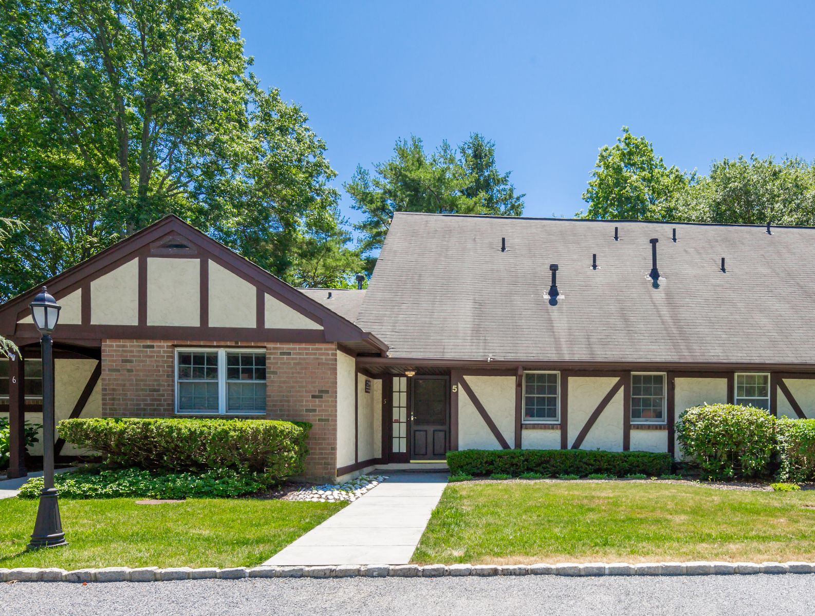 Canterbury Mews, Unit 5, 10 Leland Ln, Southampton, NY 11968 Out East