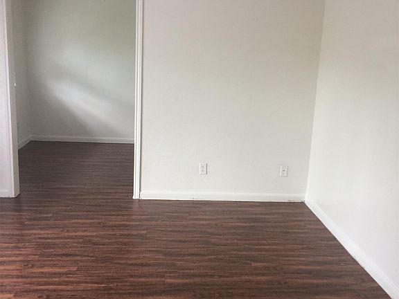 4th image of 327 Lake Meadows Dr