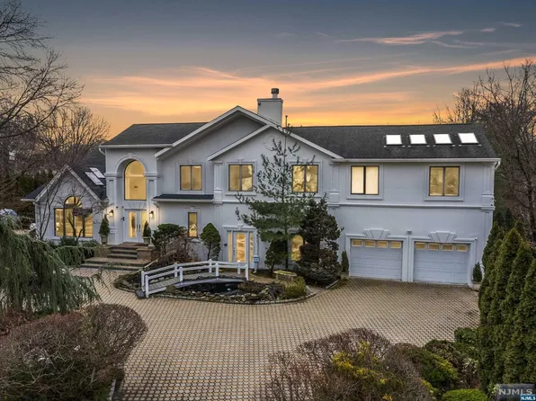 471 Nevada St, Paramus, NJ 07652