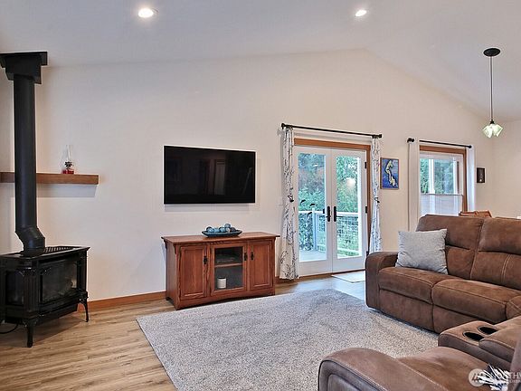 3rd image of 2903 Hi Crest Road