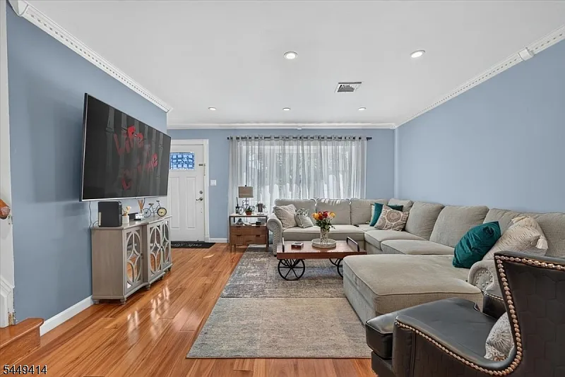 3 bed, 2.0 bath, 1516 sqft, $4,200 — Photo 4