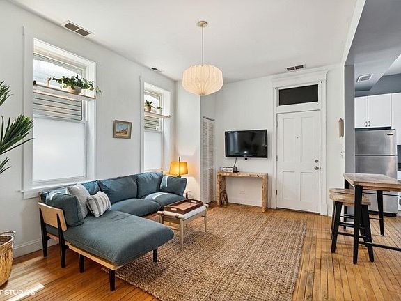 4th image of 1530 W Superior St #2R