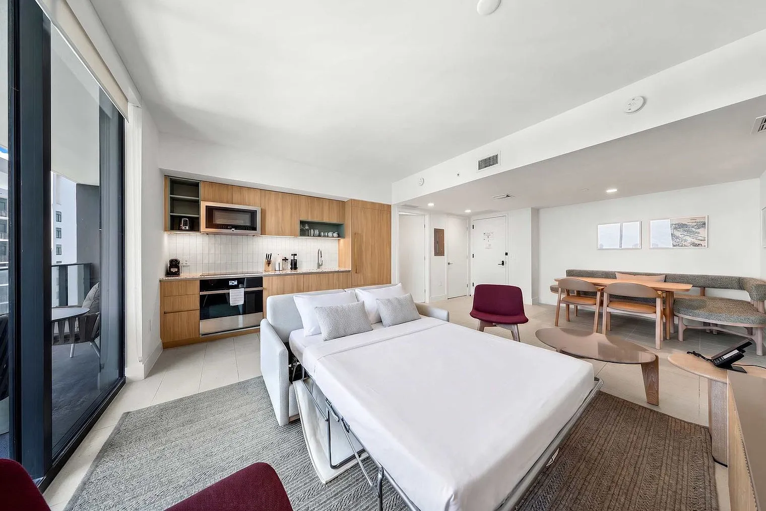 2 bed, 2.0 bath, 904 sqft, $5,431 — Photo 3