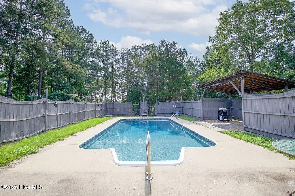 3 bed, 2.0 bath, 1135 sqft, $1,975 — Photo 2