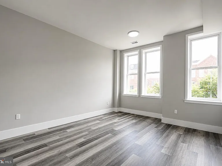 1922 W Baltimore St — Photo 17