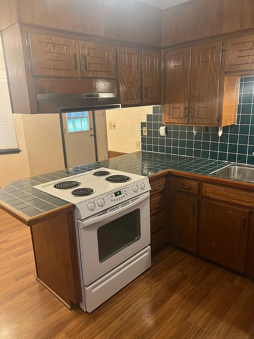 Large Canyon Home — Photo 4