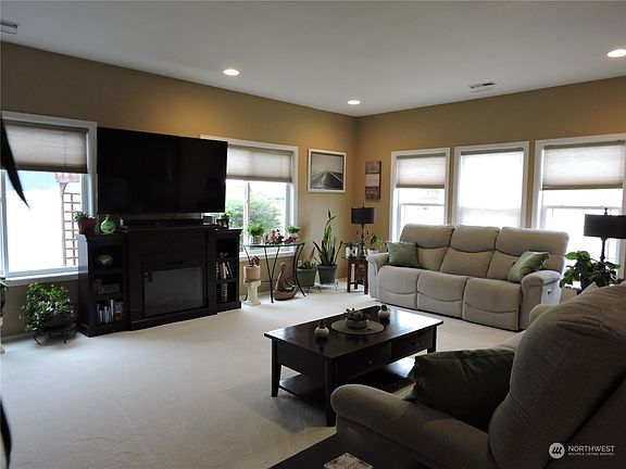 2nd image of 712 Willow Ave NE