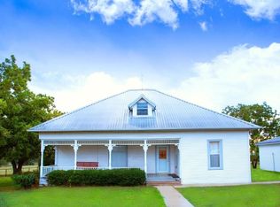 1043 Lutonsky Rd, Fayetteville, TX 78940