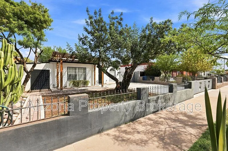 3 bed, 2.5 bath, 1098 sqft, $2,695 — Photo 1