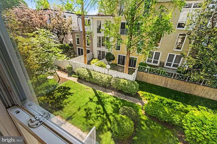 251 G St SW #A — Photo 32