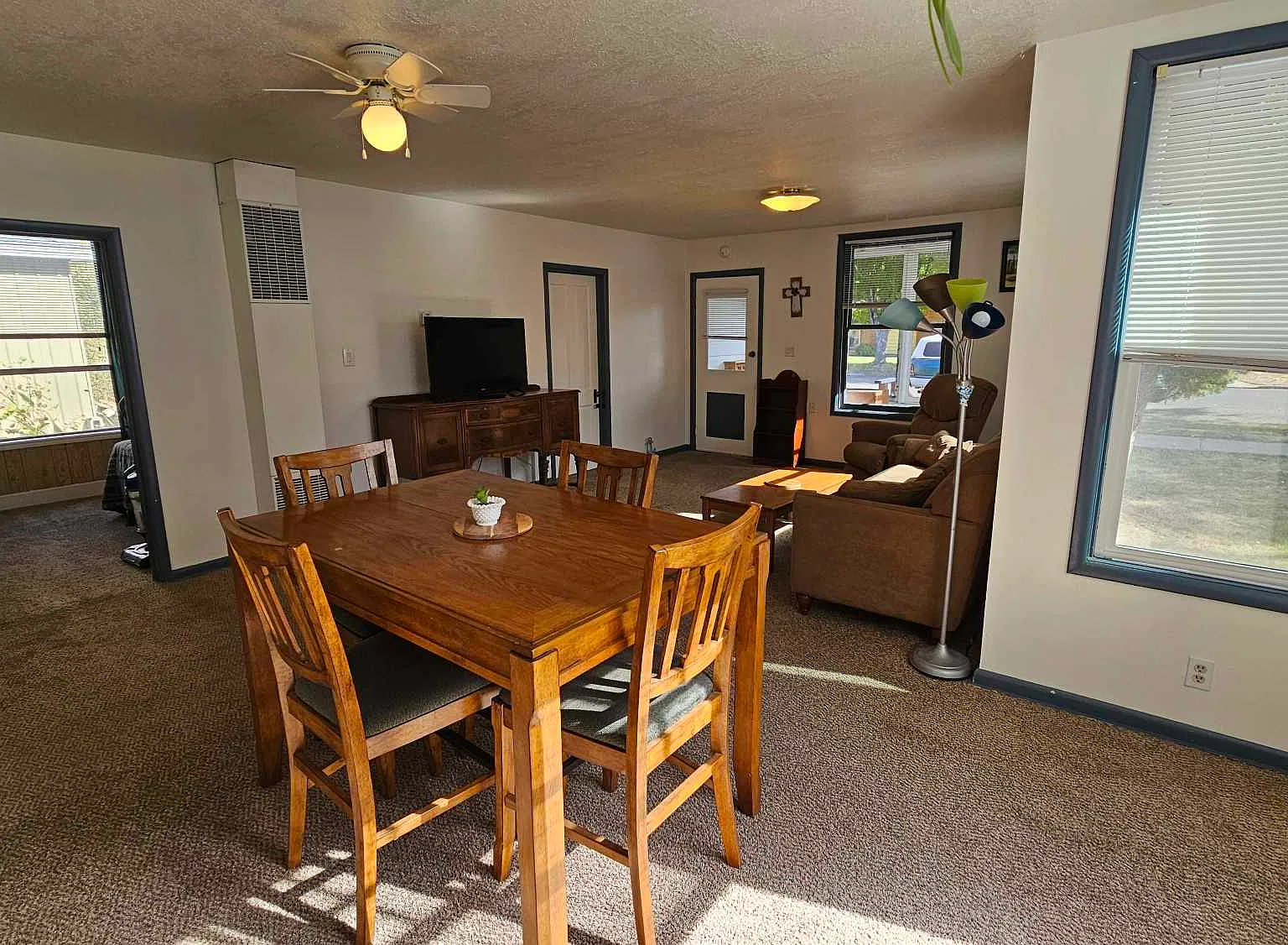 1 bed, 900 sqft, $1,300 — Photo 2