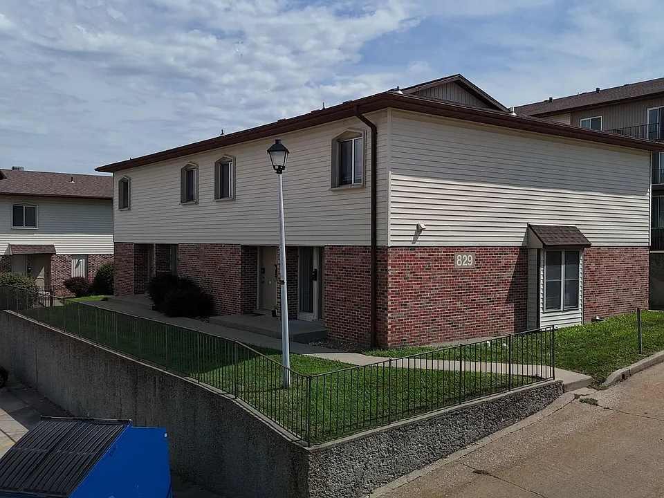 829 Southwest Blvd N