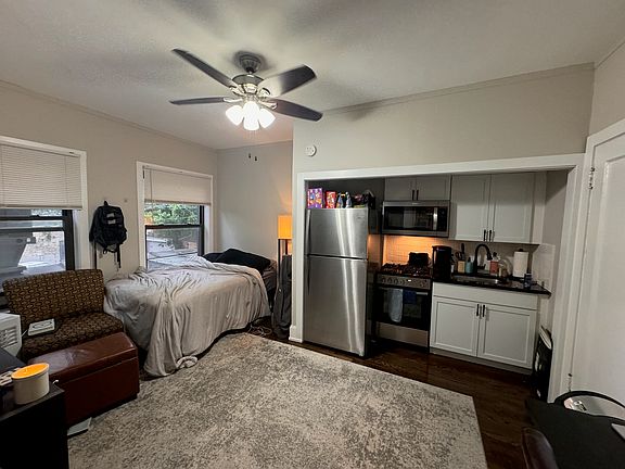 2nd image of 916 W Diversey Pkwy #208