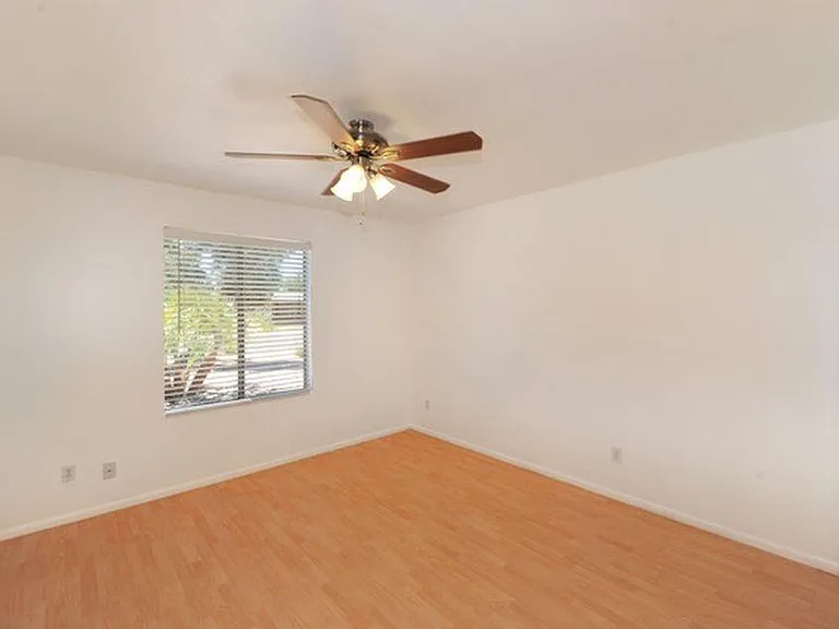 2913 S Elm St — Photo 18