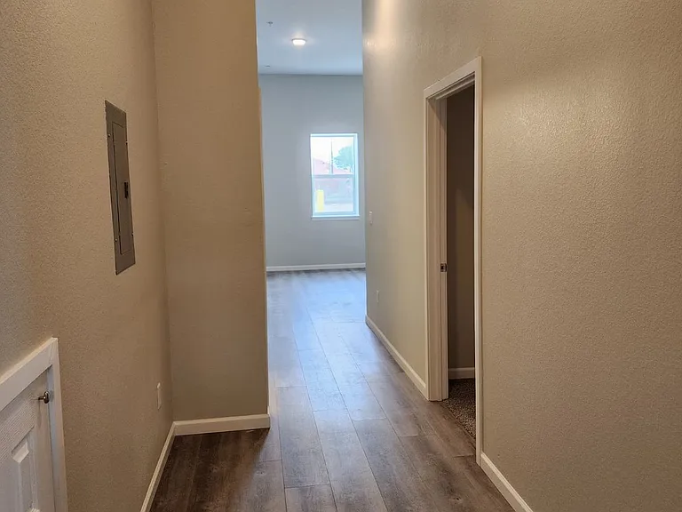 910 Broad St — Photo 11
