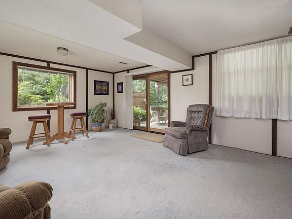 5th image of 13 Valley View Dr