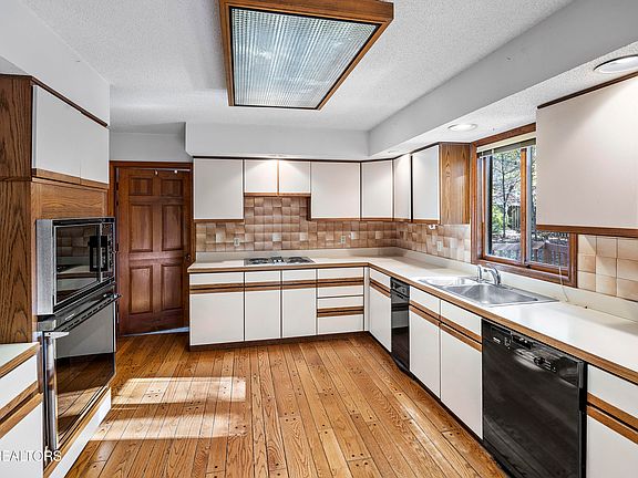 3rd image of 8708 Dunaire Dr