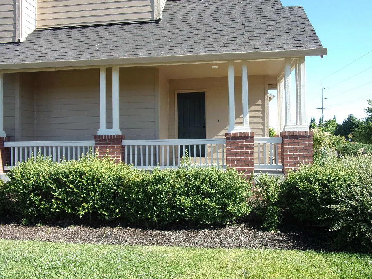 Move In Special!! Spacious 3 Bed 2.5 Bath Townhouse — Photo 1