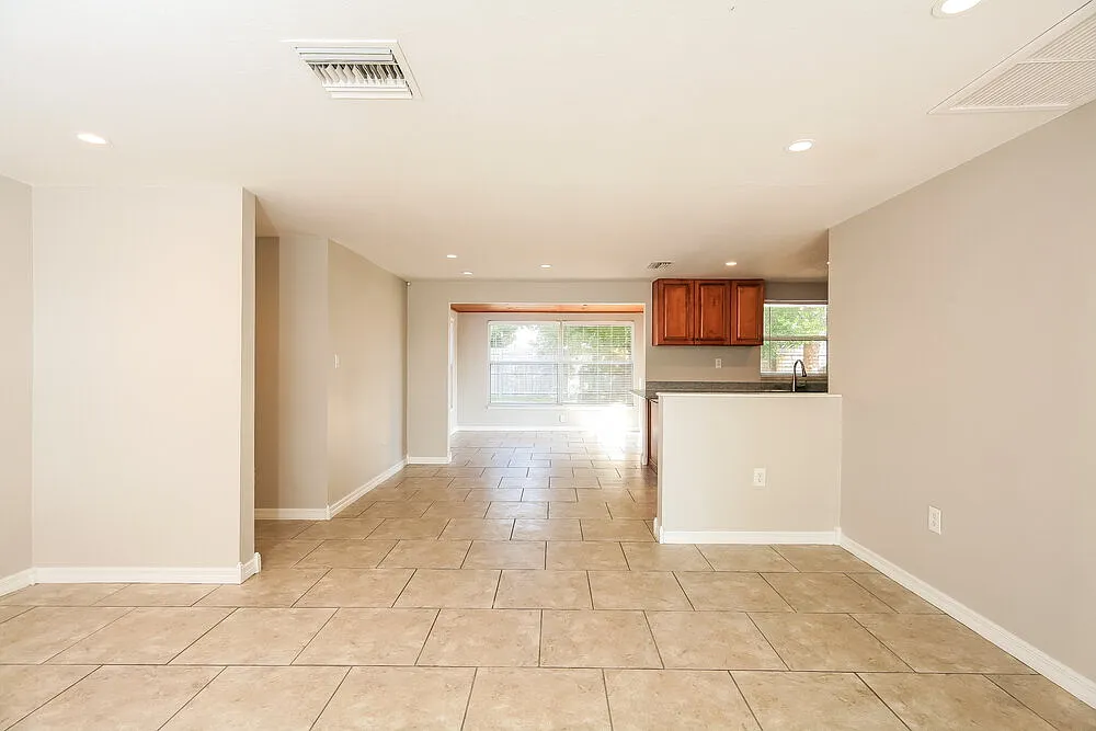 2 bed, 1.0 bath, 990 sqft, $1,600 — Photo 3