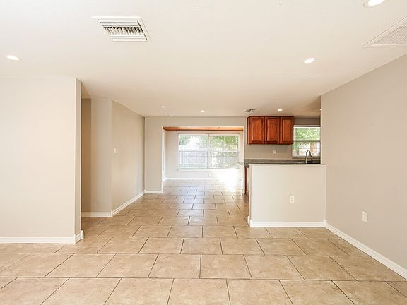 3rd image of 10426 Syringa Ct
