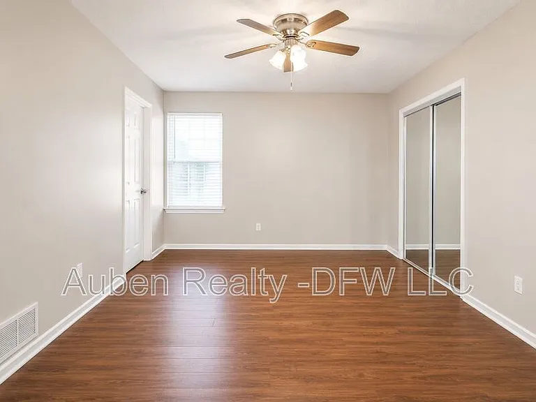 1915 Spindletop Dr — Photo 8