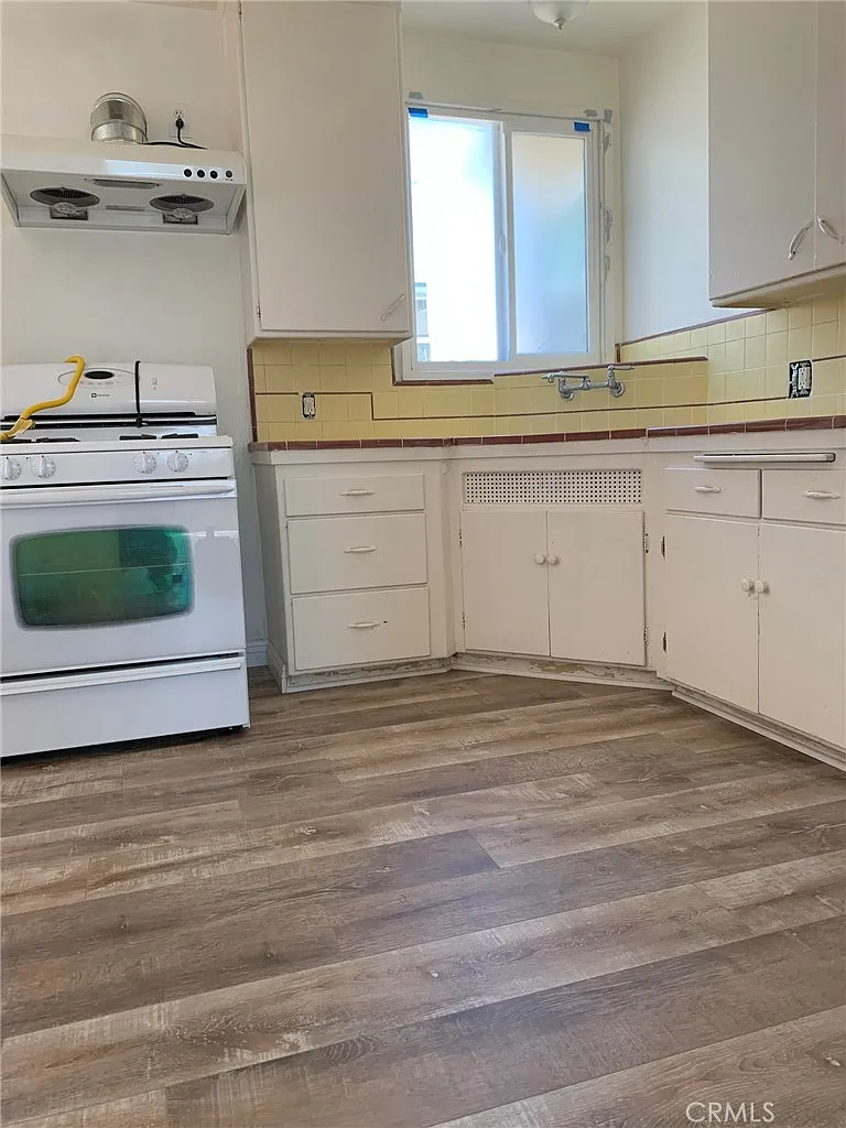2 bed, 800 sqft, $2,700 — Photo 2