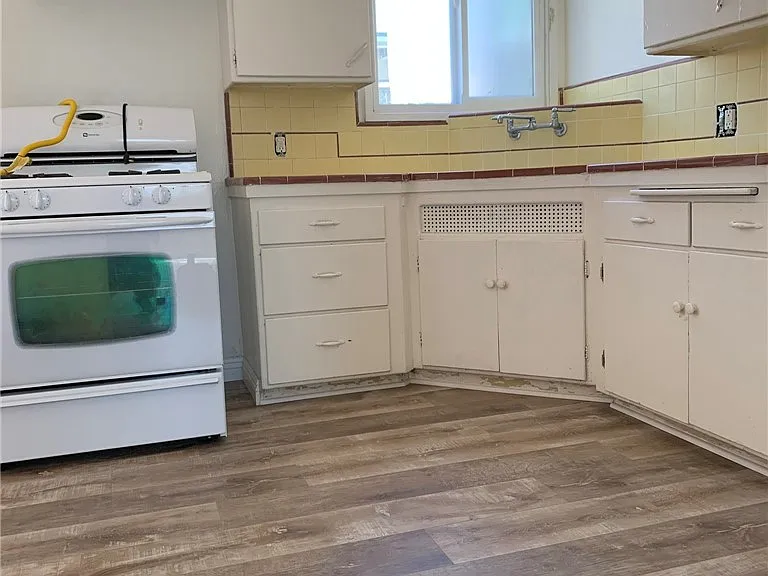 750 W Colorado Blvd — Photo 2