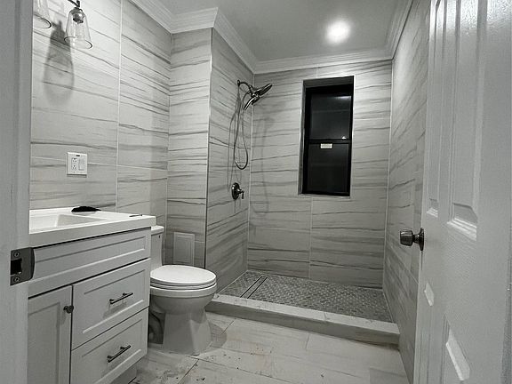 5th image of 3294 Hull Ave #3