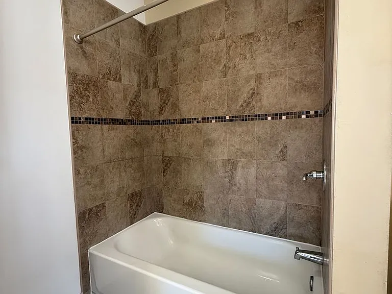 384 Glenwood Ave — Photo 3