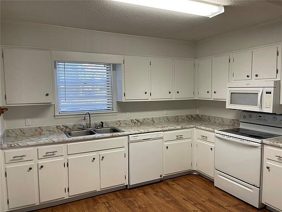 2nd image of 2819 Sherwood Dr