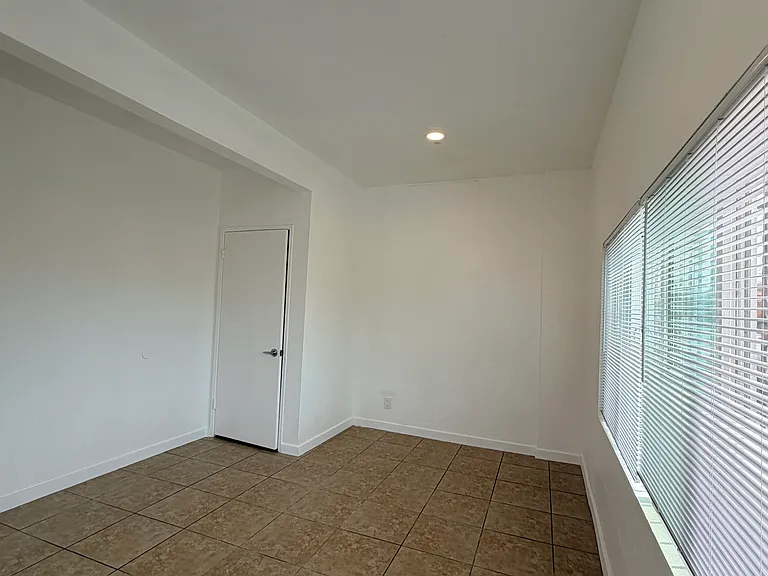 Magnolia Ave — Photo 9