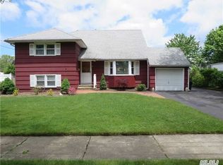 3 Seneca St W, Massapequa, NY 11758
