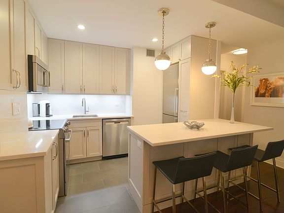 3rd image of 23 W 73rd St #202