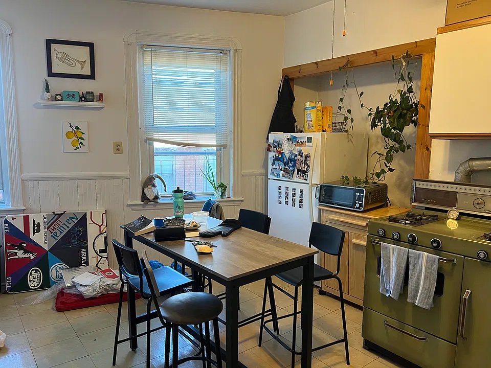 32 Charter St #4