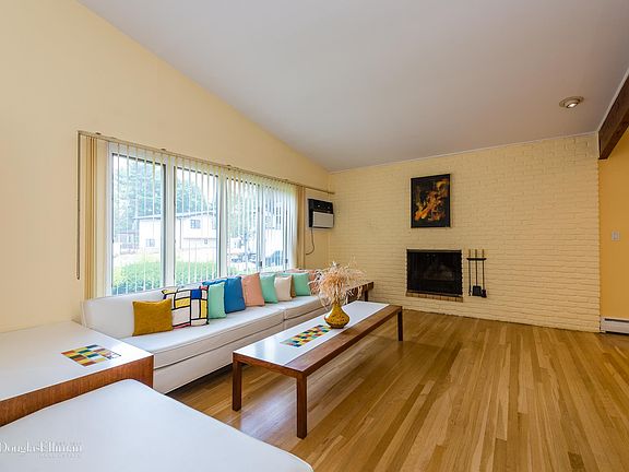 4th image of 8 Edwards Ln