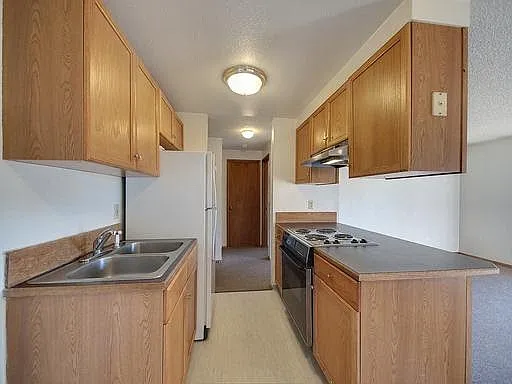 640 Date Ave — Photo 2