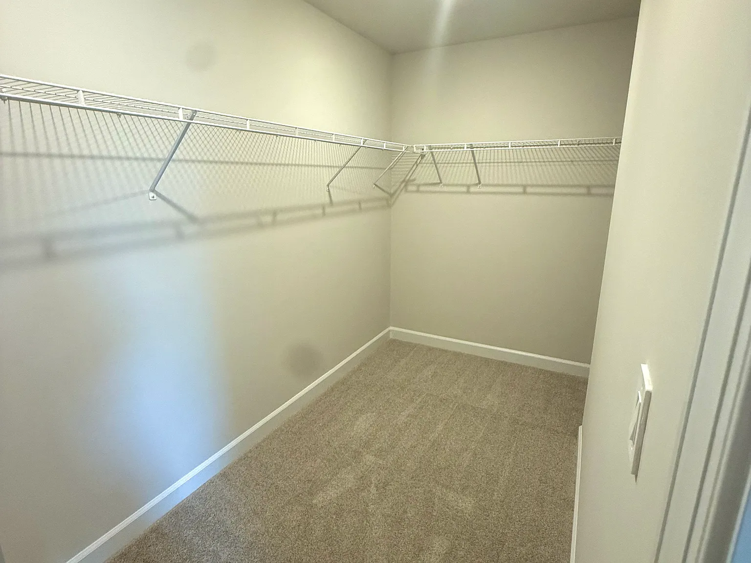5 bed, 2352 sqft, $700 — Photo 3